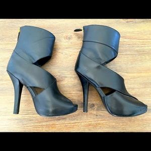 Gorgeous Kelsi Dagger Ankle Heels- gently used!